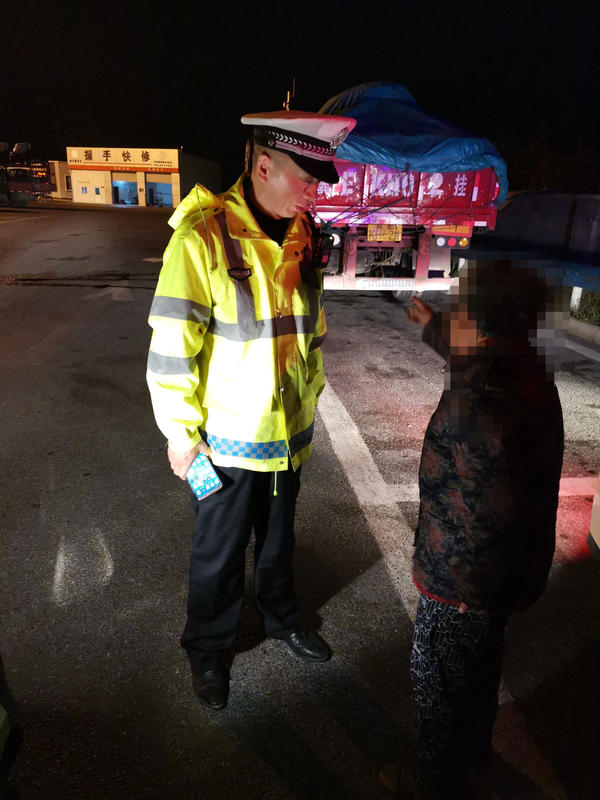 七旬老太深夜高速上迷路 民警忙碌俩小时送其回家-大河网